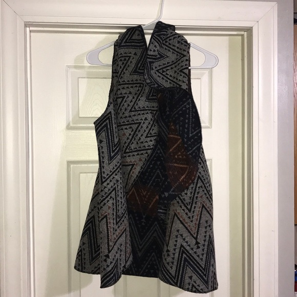 Beautiful Patterned Open-Front Vest - Picture 2 of 8